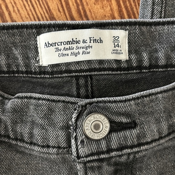Abercrombie & Fitch The Ankle Straight Ultra High Rise Jean - Picture 4 of 4